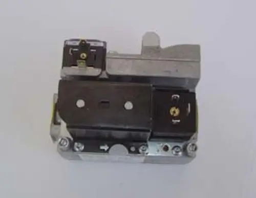 Gasregelstrecke von Remeha, aus Metall, mit mehreren Anschlüssen und Schrauben, zur Regelung von Gasflüssen in Heizsystemen.